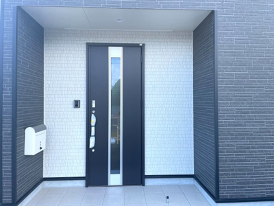 【エントランス】 | 神栖市知手中央第9-5号棟(ルーフバルコニー・防犯カメラ) | ４ＳＬＤＫ　最短即日見学も可能です。お気軽にお問合せ下さい！   