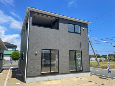 【外観】 | 神栖市知手中央第9-5号棟(ルーフバルコニー・防犯カメラ) | ４ＳＬＤＫ　最短即日見学も可能です。お気軽にお問合せ下さい！   