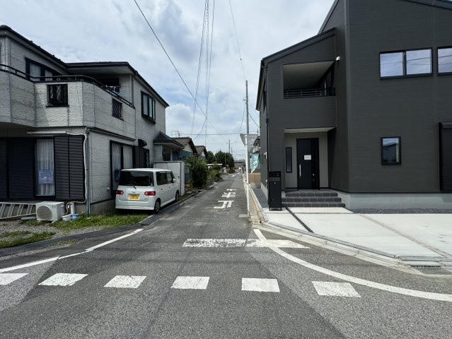 八潮市緑町２丁目新築戸建【松之木小学校：9分】の前面道路含む現地写真|西側前面道路