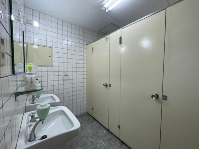 【トイレ】 | 太平洋四日市ビル | 共用　女子トイレ　２～３の階段踊り場