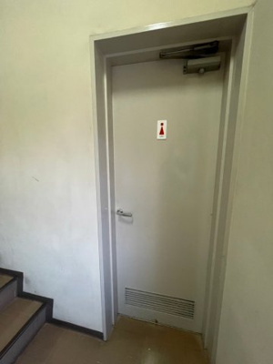 【トイレ】 | 太平洋四日市ビル | 共用　女子トイレ　２～３の階段踊り場