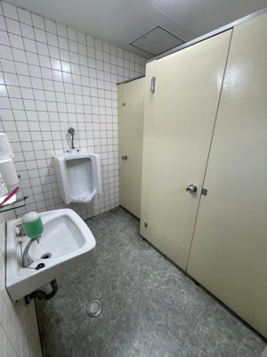 【トイレ】 | 太平洋四日市ビル | 共用　男子トイレ　１～２の階段踊り場