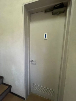 【トイレ】 | 太平洋四日市ビル | 共用　男子トイレ　１～２の階段踊り場