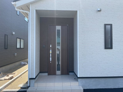 【エントランス】 | 神栖市知手中央第9-4号棟(平屋・防犯カメラ) | ４ＬＤＫ　最短即日見学も可能です。お気軽にお問合せ下さい！   