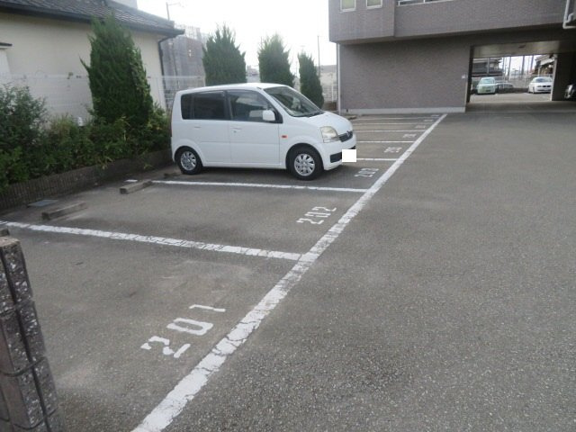 サンヒルズ岡田の駐車場