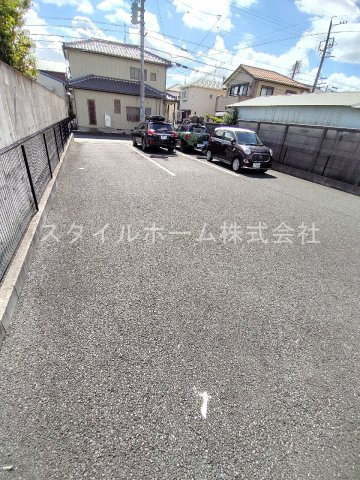 メゾン　リヴェールの駐車場