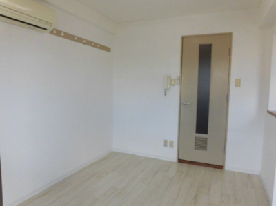 【居間・リビング】 | シティハイツピコ | エアコン付きのお部屋です