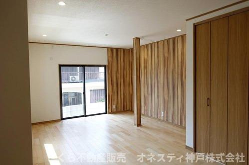 明石市朝霧台 中古戸建の居間・リビング|LDK約17.0。床暖房３面新設！