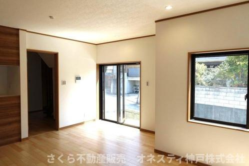 明石市朝霧台 中古戸建の居間・リビング|LDK約17.0。陽当たり良好です！