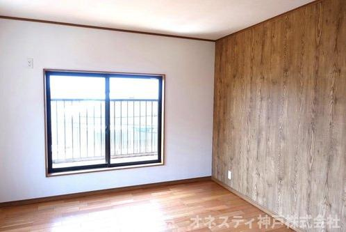 明石市朝霧台 中古戸建の洋室|2階・洋室8.0帖。南側で明るく陽当たり良好です！