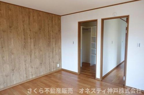 明石市朝霧台 中古戸建の洋室|2階・洋室8.0帖。ウォークインクローゼット付き。