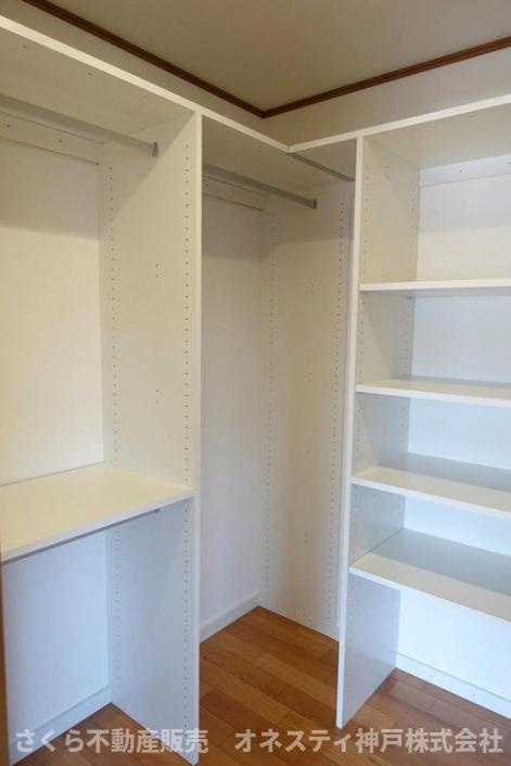明石市朝霧台 中古戸建の収納|2階・洋室8.0帖のウォークインクローゼット。収納スペースが豊富です！