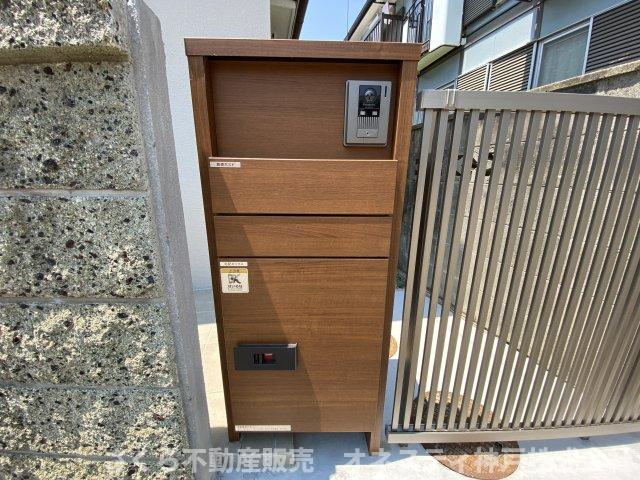 明石市朝霧台 中古戸建の玄関|ＴＶモニター付インターホン、宅配ボックス付き門柱