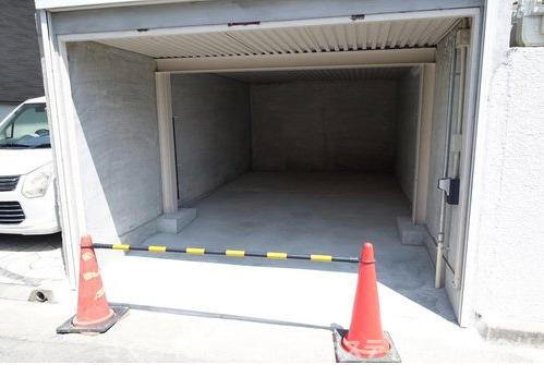 明石市朝霧台 中古戸建の駐車場|堀込み車庫1台分有り