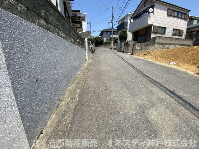 明石市朝霧台 中古戸建の前面道路含む現地写真|前面道路幅員約6.0ｍ