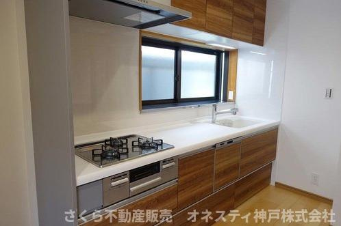 明石市朝霧台 中古戸建のキッチン|システムキッチン新調。食器洗乾燥機付き。