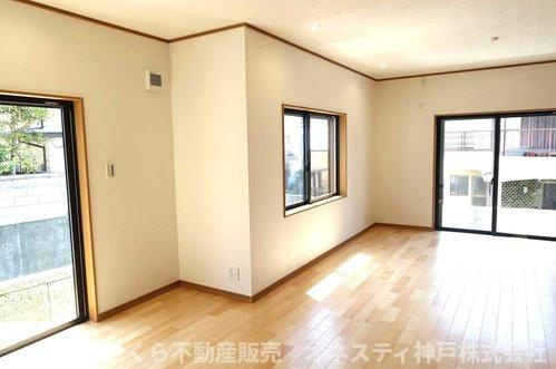 明石市朝霧台 中古戸建の居間・リビング|LDK約17.0帖。明るく広々としております！