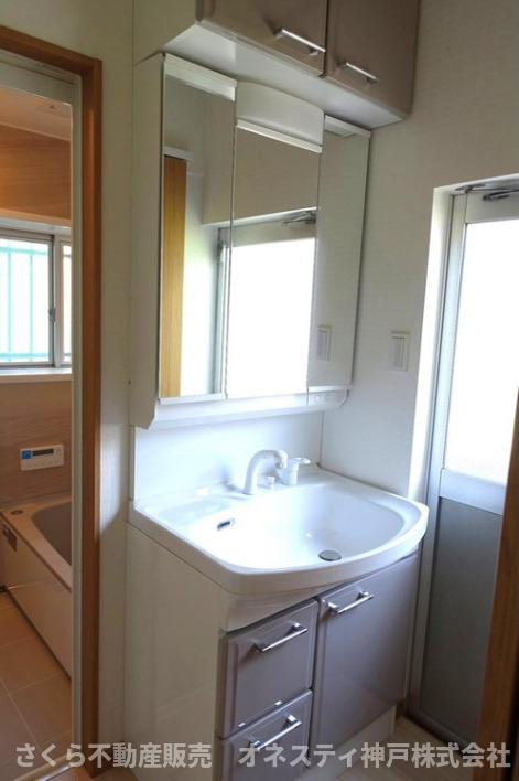 明石市朝霧台 中古戸建の独立洗面台|洗面化粧台取替。鏡の裏に収納スペースがあり洗面台まわりがスッキリとします！