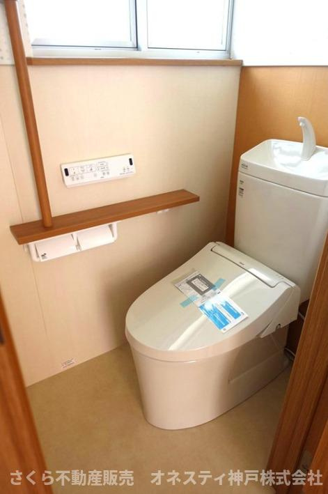 明石市朝霧台 中古戸建のトイレ|ウォシュレット付き節水便器に交換！