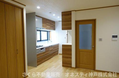 明石市朝霧台 中古戸建のキッチン|設備が充実したシステムキッチンです。