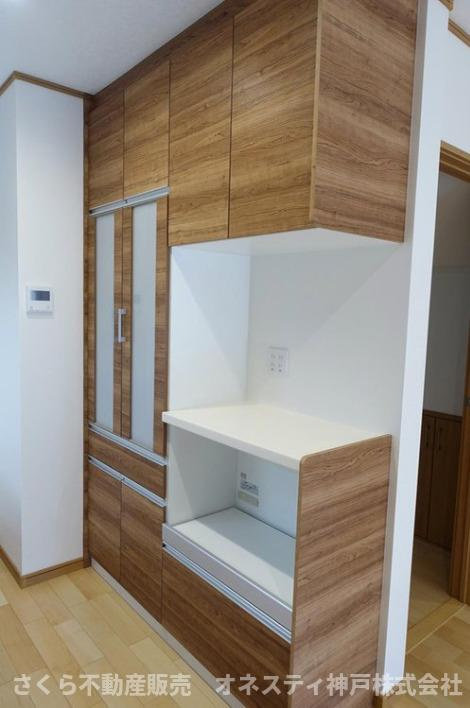 明石市朝霧台 中古戸建のキッチン|カップボード新調。キッチンとカップボードのデザインに統一感があるため、オシャレなキッチンまわりとなっております！