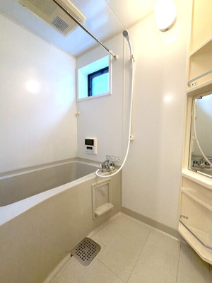 追焚・ＴＶ・浴室乾燥機付きバスルーム（換気に便利な小窓あり）