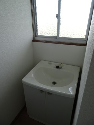 メイプルハイムの洗面所|明るい洗面所です