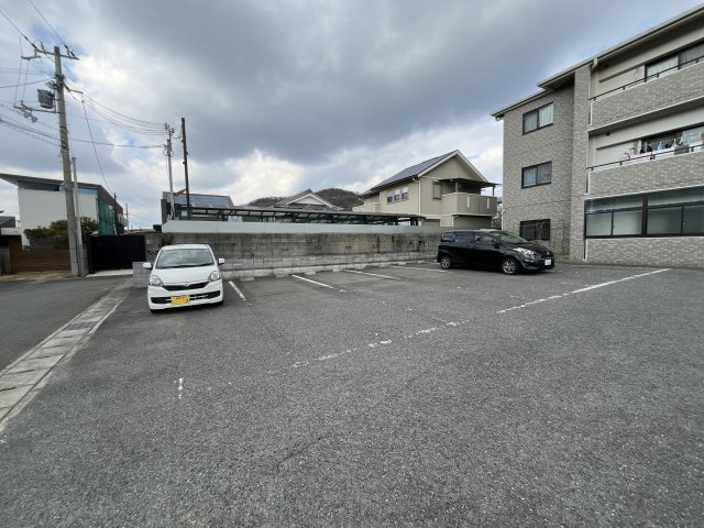 ロイヤルメゾン草上の駐車場