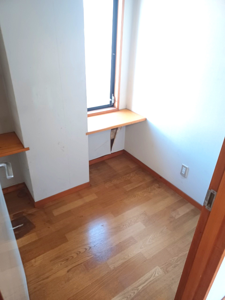 川越市砂　中古戸建の収納|2F納戸は2畳ほどのスペースです。飾り棚付きで在宅ワーキングスペースやママの趣味、秘密基地としても◎。