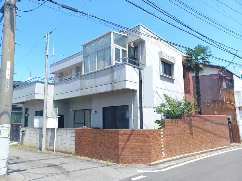 川越市砂　中古戸建の外観|部分共有型の二世帯におすすめな2面玄関（南側・西側）、階段も2ヶ所ございます！2階にも簡易キッチンと浴室あり！造りも丈夫な鉄筋コンクリート！【即日内覧可能（担当：駒井）】049-298-3308