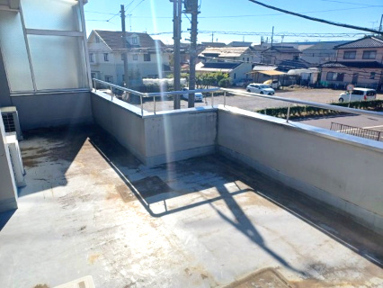 川越市砂　中古戸建のバルコニー|2Fバルコニーは2和室2部屋分が繋がっていて広々スペース☆お子様のプールでのご利用や、ちょっとした大人の憩いの場として演出してはいかがでしょうか。