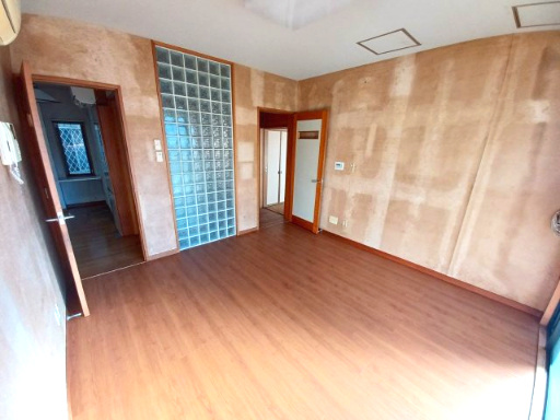 川越市砂　中古戸建の洋室|1F洋室・8畳です（床は新しく張替済）。ダイニングキッチンに繋がるこちらのお部屋は家族団らんのメインスペースとしてお使いいただけます。