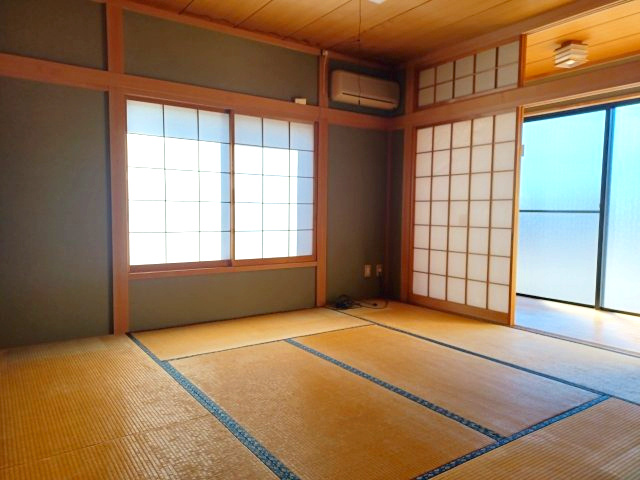 川越市砂　中古戸建の和室|1階和室・8畳です。縁側があり、お洗濯にも重宝します。縁側もふくめるとより広いスペースに♪