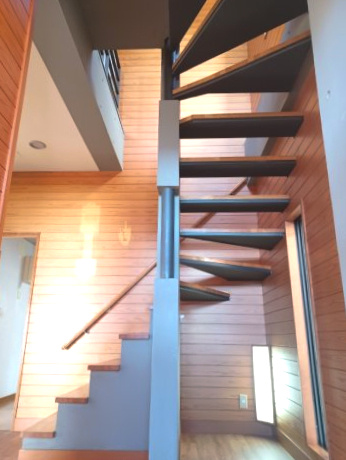 川越市砂　中古戸建の内装|正面玄関のホールから続く2Fへの階段は螺旋状のデザイン性のある造りです。