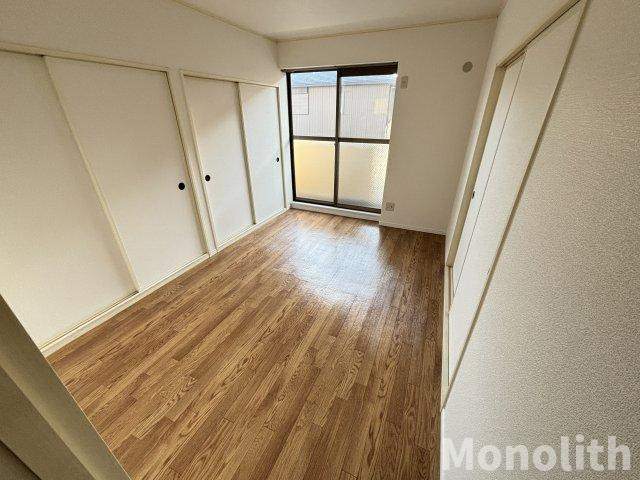 モアクレスト綾園の洋室