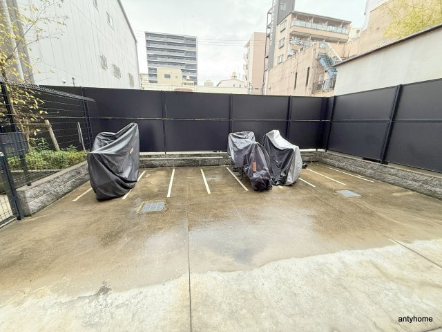 スワンズシティ難波ノーブル　仲介手数料無料の駐車場