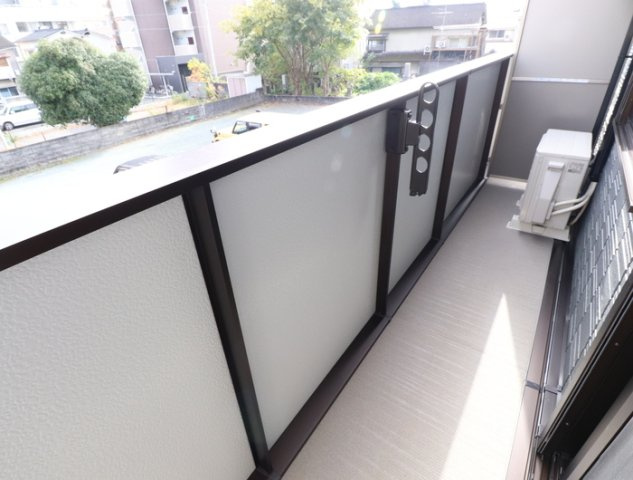 熊本市中央区出水１丁目のアパートのバルコニー