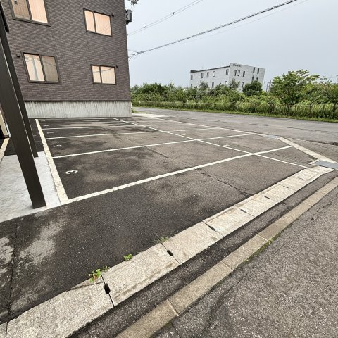 プレミアム中島の駐車場