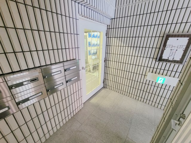 IMNビルのロビー