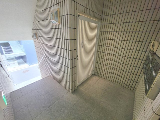 IMNビルのロビー