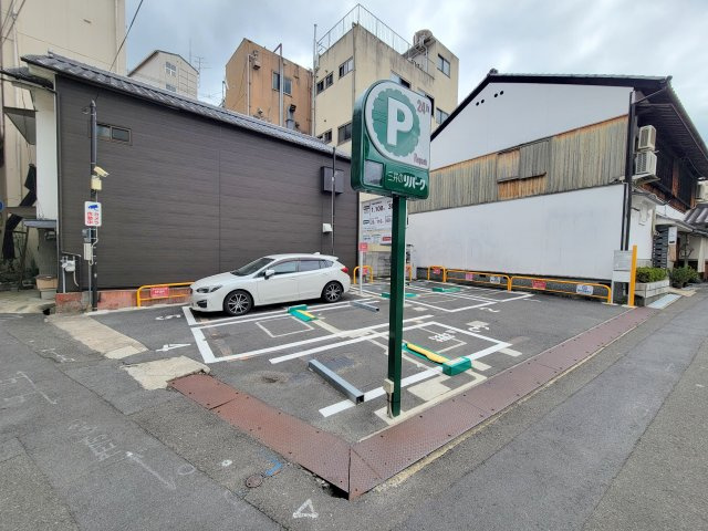 IMNビルの駐車場