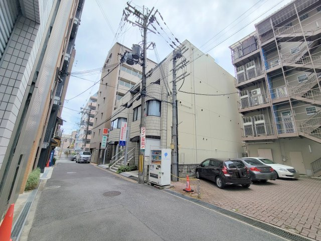 IMNビルの外観