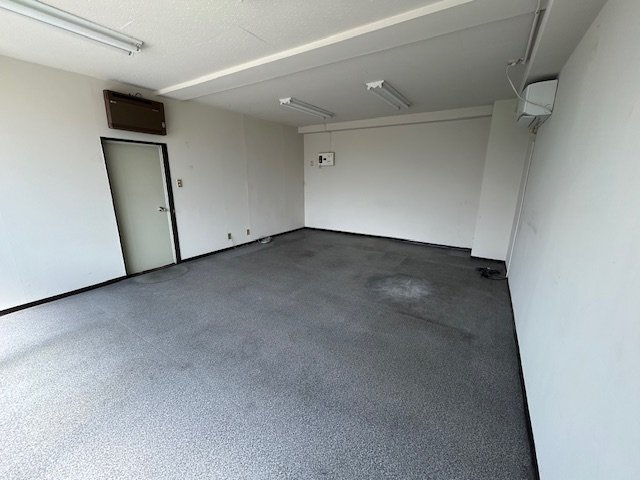 一つ山ビルの洋室