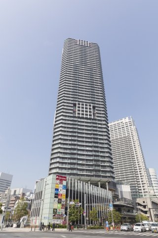 平成22年築、都営大江戸線「勝どき」駅直結タワーマンション。
地下1階～2階まで商業フロア（3階部分は保育園、児童館）となっており、その1階路面部分の物件です。