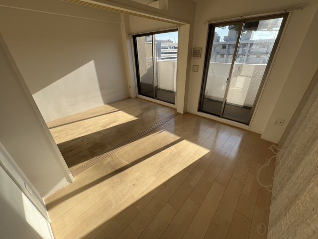 セレニテ新大阪カルムの居間・リビング