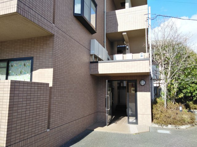 リュミエ京田辺のエントランス