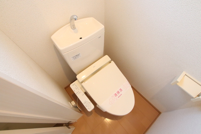温水洗浄便座つきトイレです♪