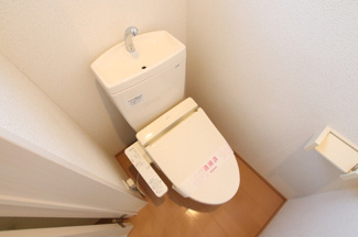 温水洗浄便座つきトイレです♪