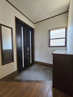 【玄関】 | <中古戸建+宅地（更地）のセット販売>　東金市小沼田中古戸建