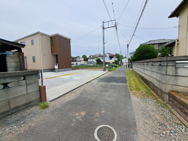 新築　伊勢崎市長沼第1　Livele Garden.S　1号棟の前面道路含む現地写真|東側接道幅員約4ｍ